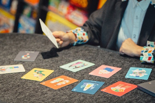 チームの意思決定や話し合いの癖が見える室内チームビルディングの具体例