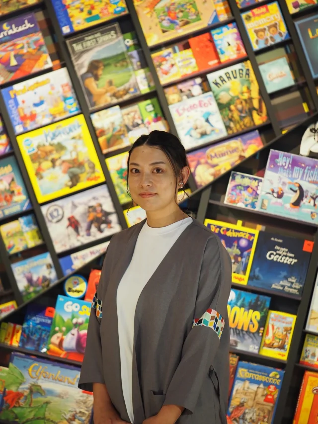 GAWに社員が入りました!
初めてGAWで原村の地元雇用ができて、GAWのフルコミット人材になっていただきました、原村出身の鮎澤志穂里さん(通称しーちゃん)です!
鮎澤さんは、もともと保育士として原村で働いていたのですが、いろんな縁があって、4月からGAWに来ていただきました。
今後は、接客スタッフとしてだけでなく、様々な領域に関わっていただきます。
ぜひ鮎澤さん(しーちゃん)に会いに、GAWに来てください!
 
◎◎◎◎◎◎
GAWは…
都心から電車や車で約2時間半でたどり着く八ヶ岳・原村。GAWは、この大自然の中で体験する“大人のためのボードゲーム空間”です。
▼▼▼▼▼▼▼
公式ホームページは、
https://bgr-gaw.com/
⚫︎ご予約受付中!
※ホームページ内の「料金・ご予約」ページよりお申し込みください。
▲▲▲▲▲▲▲
#gaw 
#educationgames 
#cardgame 
#boardgames
#boardgamer 
#analoggames 
#eurogames 
#resort 
#spie 
#bgg 
#八ヶ岳 
#原村 
#社内研修 
#社員研修 
#ボドゲ 
#ボードゲーム 
#アナログゲーム 
#カードゲーム 
#アナログゲームマスター
#あだちのyeah