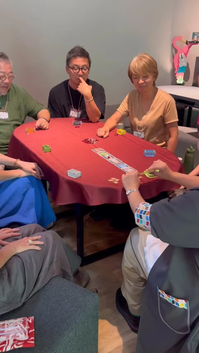 山梨県北杜市にあるカフェスタイルのコワーキング施設
8MATO(ヤマト)のスタッフのみなさん6人のボードゲーム研修として
GAWを利用していただきました✨
普段からコミュニケーションを
取り合っているチームですが
もっと踏み込んだコミュニーケーションを体感できる時間をつくる
という狙いで行いました✍️
・チームワークの必要性を感じる
・助け合いにおいて声掛けの必要性を感じる
・それぞれの得意苦手分野の分析
今回のゲーム選びはこの3つを意識!
異なる立場でもチームワークを行う必要性と自分たちの役割分担を意識できる✍️
そんなゲームをチョイスしました
普段からよく知っている
慣れ親しんだチームメンバーと
ゲームをした後の振り返るコメントには・・・
「ただボードゲームを楽しむだけならば、他にも同様のサービスやプログラムは存在するかも知れません。
しかし、お互いを、そして自分を深掘りするといったところまで組み込まれているこのプログラムは
企業におけるチームビルディングにはとても有効だと感じました。
ゲーム体験も最高だけど、お食事も最高です。」
という素晴らしい感想をいただきました。
8Matoさまありがとうございました✨
==============
�#AnalogGameToday
#今日のアナログゲーム
#アナログゲーム
#ボードゲーム
#カードゲーム
#ボドゲ
#テーブルゲーム
#あだちのYEAH
#アナログゲームマスター
#研修
#社員研修
#原村
#8mato