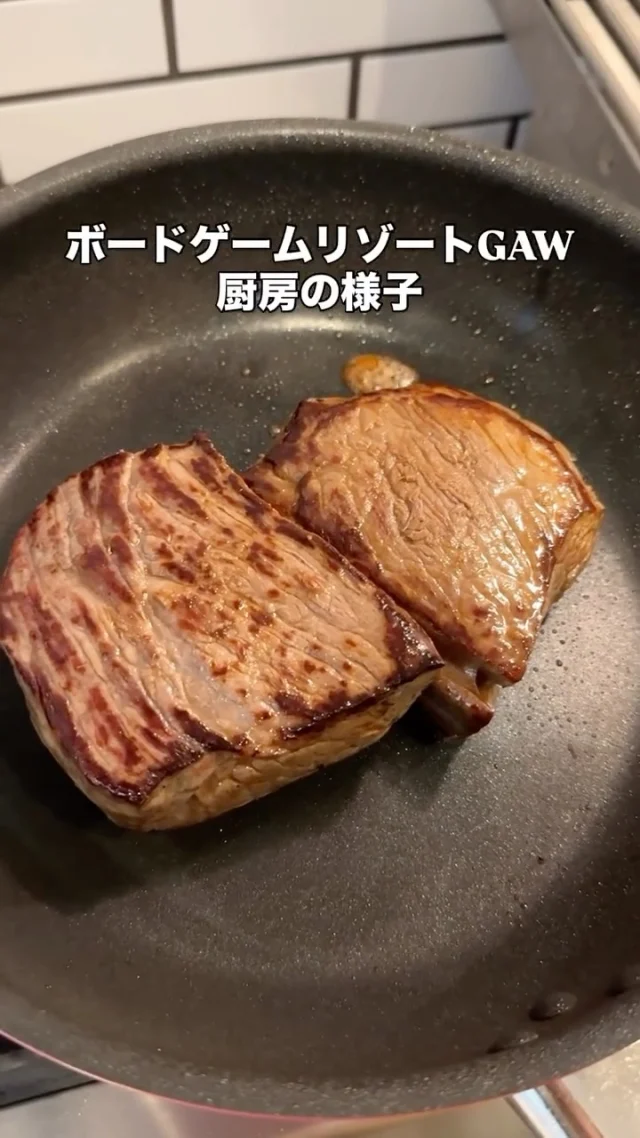 GAWで提供しているお料理は、基本的に
手作りしてます!!
新入社員のしーちゃん特製のローストビーフ、
ソースまでちゃんと作ってます!
GAWに来られた方は、
食事にもびっくりしてもらえてます❣️
 
◎◎◎◎◎◎
GAWは…
都心から電車や車で約2時間半でたどり着く八ヶ岳・原村。GAWは、この大自然の中で体験する“大人のためのボードゲーム空間”です。
▼▼▼▼▼▼▼
公式ホームページは、
https://bgr-gaw.com/
⚫︎ご予約受付中!
※ホームページ内の「料金・ご予約」ページよりお申し込みください。
▲▲▲▲▲▲▲
#gaw 
#educationgames 
#cardgame 
#boardgames
#boardgamer 
#analoggames 
#eurogames 
#resort 
#spie 
#bgg 
#八ヶ岳 
#原村 
#社内研修 
#社員研修 
#ボドゲ 
#ボードゲーム 
#アナログゲーム 
#カードゲーム 
#アナログゲームマスター
#あだちのyeah 
#ローストビーフ