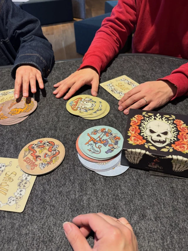 仕事中に遊んでる！
かのように見えますが、これはスタッフ同士でゲームを比較しながら検証している様子です！

GAWでは、さまざまなボードゲームをスタッフ同士でプレイしながら、その可能性を探っています。
新作ゲームはもちろん、長く愛されてきた過去の名作ゲームまで幅広くプレイし、それぞれのゲームが持つ個性を確認していきます。

単純に「面白いかどうか」だけでなく・・・

・ゲームの難易度やルールの分かりやすさ
・遊んだあとに学びとして振り返りやすいか
・得意・不得意に左右されすぎず逆転が起こる余地があるか
・場をどのように盛り上げられるのか
・参加者同士の対話は促進できるか

など、複数の視点からチェックを行っています。
GAWの研修に使うボードゲームは「研修用に作られたゲーム」である必要はありません。
むしろ、研修や教育のためのものという色が強く出過ぎていると、参加者が自然に楽しむのを阻害する可能性もあります。

GAWでは「遊び」と「学び」が自然につながるボードゲームを選び、研修や体験の場に活かしています！

◎◎◎◎◎◎

GAWは…

都心から電車や車で約2時間半でたどり着く八ヶ岳・原村。GAWは、この大自然の中で体験する“大人のためのボードゲーム空間”です。

▼▼▼▼▼▼▼

公式ホームページは、

https://bgr-gaw.com/

⚫︎ご予約受付中！
※ホームページ内の「料金・ご予約」ページよりお申し込みください。

▲▲▲▲▲▲▲

#gaw 
#ボドゲ 
#チームビルディング 
#社員研修
#ボードゲーム