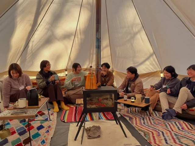 新潟からのお客さまです！

子ども達の居場所作り、小学校教員、地域活動など、普段からコミュニティづくりに関わる皆さまが、視察としてGAWでボードゲームを体験していただきました。

視察の場合は、普段と少し違ったプログラム。しっかりボードゲームで遊んでいただきつつも、その間に質問時間を設けたり、コミュニティづくりにボードゲームを活用する際の注意点などの具体的なアドバイスも併せてお話ししていくようなプログラムを組みました。

今回は、視察に来た皆さん同士のチームビルディングが目的ではありません。皆さんが普段のそれぞれの持ち場で活用できるヒントになることを意識しました。

研修後での事後ミーティングでは、今回GAW体験を通して

「コミュニケーションの本当の大事さを感じた」
「人と本音で向き合わないと無理なんだと実感した」

など、自分が感じたことを参加したメンバーに共有したり、その話を聞いて、また自身の話をしたり。

もともとはチームビルディングは目的ではなかったのに、参加者同士の深いコミュニケーションがゲームが終わった後日にも垣間見れる結果になりました！

視察目的にも関わらず、こんなケースもあるんだな。と私自身も驚きましたが、ますますボードゲームのポテンシャルの高さを思い知れる出来事でした。新潟からわざわざお越しいただき、ありがとうございました！

レジャーや研修目的だけでなく、普段の持ち場でコミュニケーションを活発にするための参考として、視察目的でいらっしゃるケースも増えております。
どうぞ、お気軽にお問い合わせください。

◎◎◎◎◎◎

GAWは…

都心から電車や車で約2時間半でたどり着く八ヶ岳・原村。GAWは、この大自然の中で体験する“大人のためのボードゲーム空間”です。

▼▼▼▼▼▼▼

公式ホームページは、

https://bgr-gaw.com/

⚫︎ご予約受付中！
※ホームページ内の「料金・ご予約」ページよりお申し込みください。

▲▲▲▲▲▲▲

#gaw 
#ボドゲ 
#チームビルディング 
#社員研修
#ボードゲーム