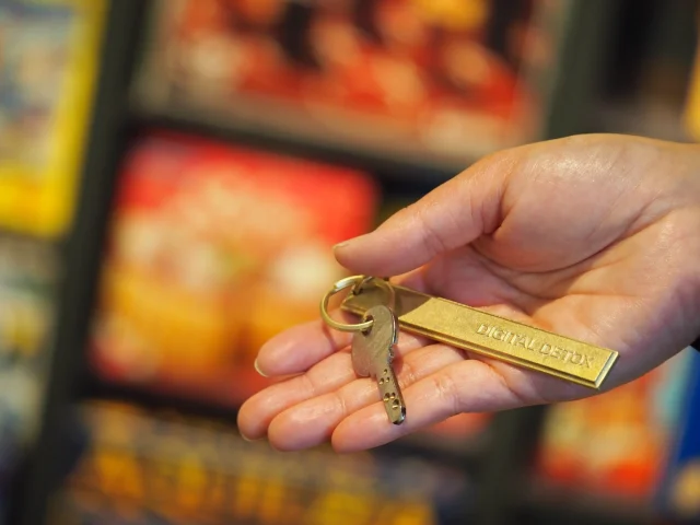 《デジタルデトックスのためのキーホルダー》

GAWでは、非日常の環境でボードゲーム体験に没頭していただくため、エントランスでケースにスマホやタブレットなどのガジェットを入れて、デジタルデトックスをしながらゲームをプレイすることを推奨しています（強制ではあり
ません）。

みなさんの大切なガジェットをケースにお預かりした後は、カギをかけて封印するのですが、これにふさわしいキーホルダーが必要だと思いつつ、どういうものがよいのか考えている間に時が経ち、気がつけばオープンからずっとキーホルダーなしで使用していました・・・。

この春に GAW2 周年を迎えるにあたり、ついに！大事な役割を持つこのカギに最適なキーホルダーをつけよう！ということで一念発起し、真鍮製の雰囲気あるキーホルダーを見つけました。富山県の真鍮ブランド FUTAGAMI さんのキーホルダーには、なんと文字が入れれるではありませんか！

デジタルデトックスに完全に特化したキーホルダーということで、ズバリDIGITAL DETOX という文字を入れていただきました。壁掛けフックもFUTAGAMI さんの真鍮フックを壁につけ、キーホルダーが綺麗に見える位置に飾ります。

日常生活でデジタルデトックスをしたいと思っていても、なかなか出来ない・・・

そんなあなた！GAW で楽しくボードゲーム体験をしながらデジタルデトックスはいかがでしょうか。GAW にいらした際は、キーホルダーにもぜひ注目してください🔑

◎◎◎◎◎◎

GAWは…

都心から電車や車で約2時間半でたどり着く八ヶ岳・原村。GAWは、この大自然の中で体験する“大人のためのボードゲーム空間”です。

▼▼▼▼▼▼▼

公式ホームページは、

https://bgr-gaw.com/

⚫︎ご予約受付中！
※ホームページ内の「料金・ご予約」ページよりお申し込みください。

▲▲▲▲▲▲▲

#gaw 
#ボドゲ 
#チームビルディング 
#社員研修
#ボードゲーム