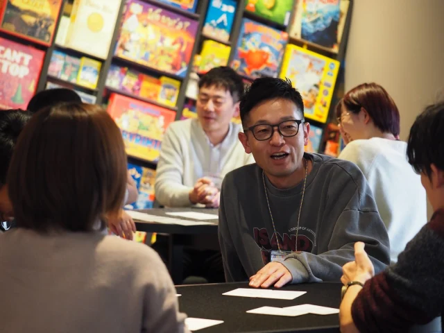 《教育のプロのみなさんが研修にいらしてくれました》

名古屋、神奈川、長野、栃木など全国の様々な場所から教育関係の皆様が集まり、GAW にてボードゲーム研修を体験していただきました！

今回のプログラムは、単に子どもたちが遊びやすいゲームを紹介するというものではありません。教育者である大人の皆さん自身が「ゲームの中で起こった出来事から、学びを掴みとる経験」を、身体と頭をフルに使って体感して頂けるように計画しました。

オンラインでは面識がある皆さんですが、リアルな場では初めて同士の方も。まず一つ目はアイスブレイクのゲームです。トップスピードで盛り上がり！一気に場がほぐれます。

「そもそも、ボードゲームとはどういったものか」というプチ講義を挟み、いくつものゲームを遊び、ゲーム後には振り返りタイム。何度もそれを繰り返していきます。

遊ぶ時は純粋に盛り上がりつつも、振り返りの時は真剣に話し合う。4 歳から遊ぶことのできるようなシンプルなゲームからも、実際の仕事の現場に置き換えつつ、とめどない学びの抽出をしていく皆さん。

ボードゲームという新鮮な体験を経て、活発に、そして楽しげに議論が広がる様子を拝見して、皆さんは学びのプロフェッショナルだ・・・と、実感しました。

終わった後には「ボードゲームの概念が変わりました！」という、ありがたい声をいただきました。ボードゲームが教育現場でどのように活用できるのか。可能性を模索していきたいと思います！

◎◎◎◎◎◎

GAWは…

都心から電車や車で約2時間半でたどり着く八ヶ岳・原村。GAWは、この大自然の中で体験する“大人のためのボードゲーム空間”です。

▼▼▼▼▼▼▼

公式ホームページは、

https://bgr-gaw.com/

⚫︎ご予約受付中！
※ホームページ内の「料金・ご予約」ページよりお申し込みください。

▲▲▲▲▲▲▲

#gaw 
#ボドゲ 
#チームビルディング 
#社員研修
#brutus